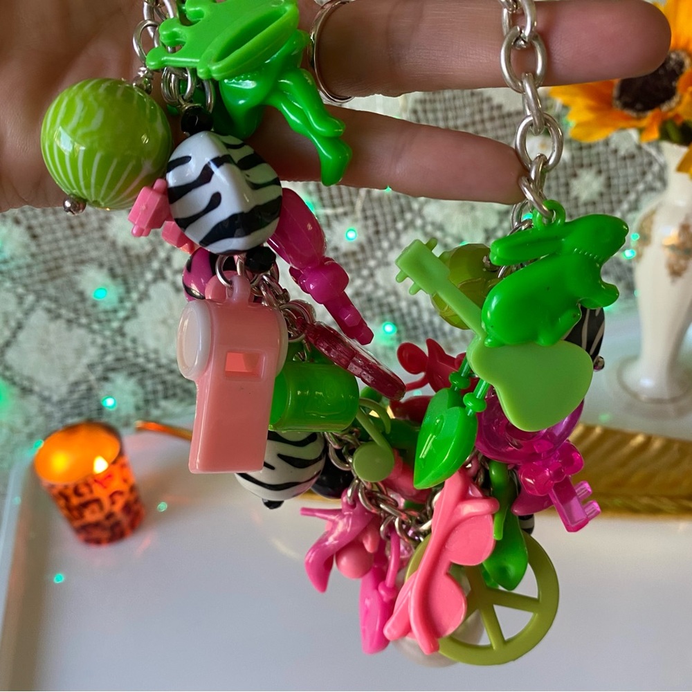 amazing vintage 80s / 90s chunky charm necklace / 17” - Picture 4 of 4